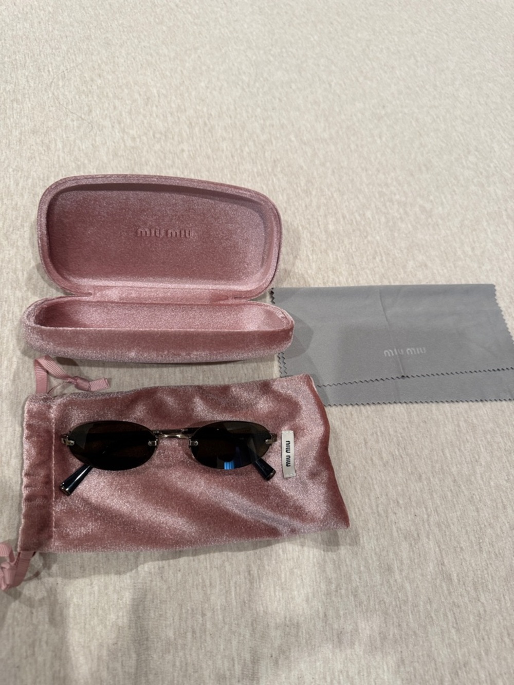 Miu Miu Logo sunglasses - Picture 4 of 8